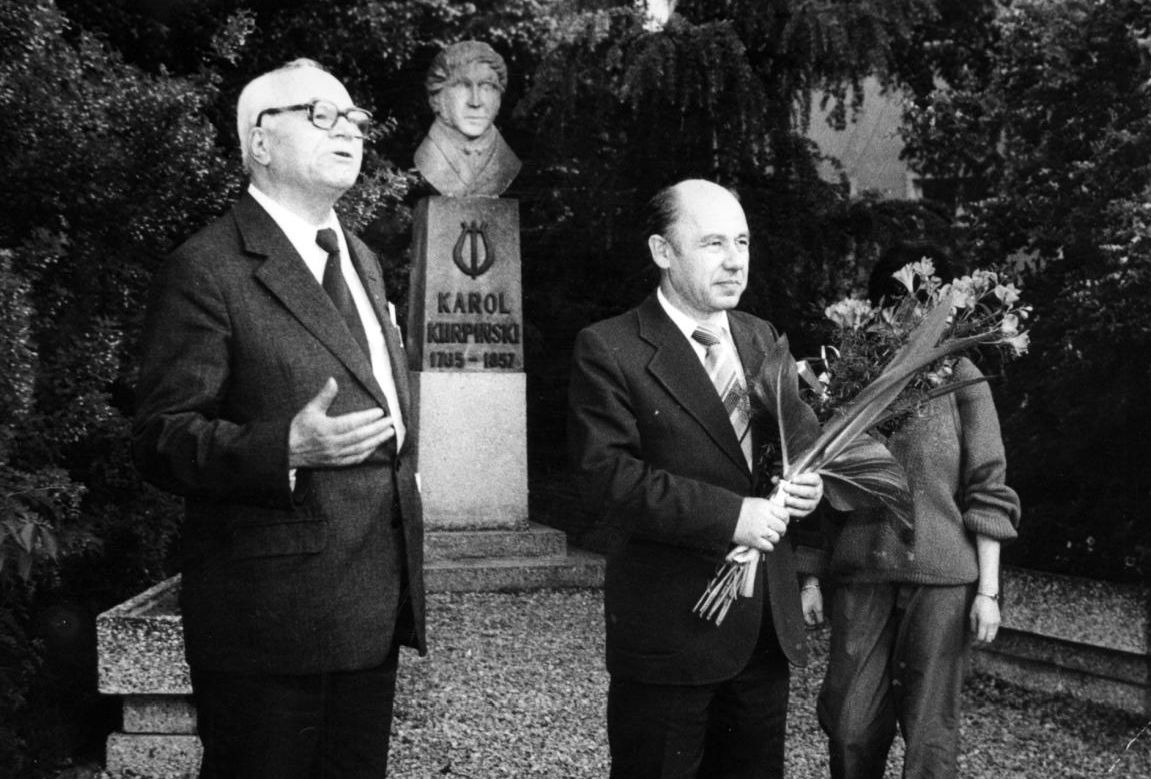 Karol Muszkieta (z prawej) i Ludwik Kurkiewicz pod pomnikiem Karola Kurpińskiego przy włoszakowickiej szkole otwierają jeden z konkursów w latach 80. ub. w.
