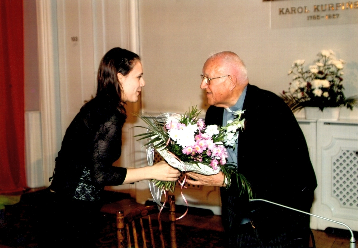 Kwiaty wdzięczności od słuchaczy jednego z ostatnich wykładów konkursowych wygłoszonych przez księdza profesora Tadeusza Przybylskiego