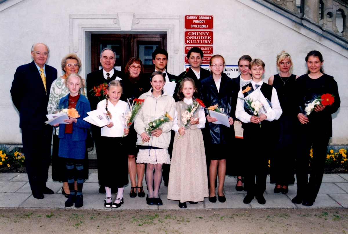 Krzysztof Sperski (trzeci z lewej) i Anna Prabucka-Firlej (czwarta z lewej) w gronie uczestników, pedagogów i jurorów IV Konkursu Polonezów w 2001 r.