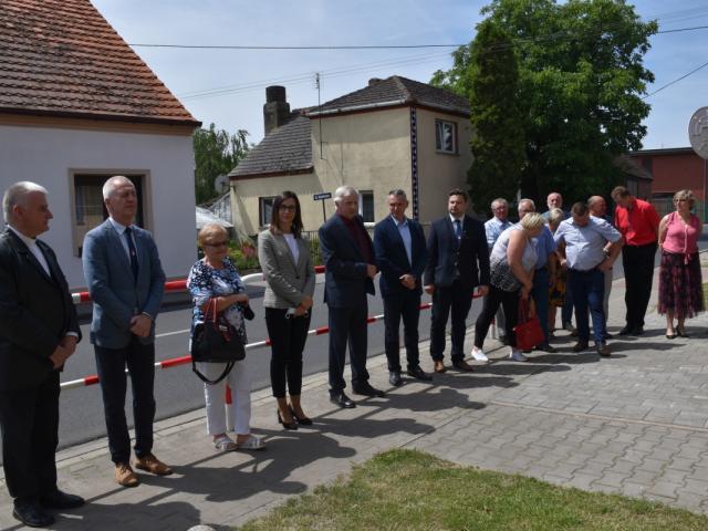 Uczestnicy oficjalnego otwarcia Gminnego Centrum Folkloru w Bukówcu Górnym