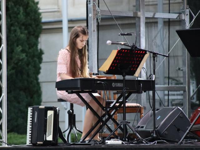 Uczennica Ogniska Blanka Mierzyńska grająca na pianinie cyfrowym