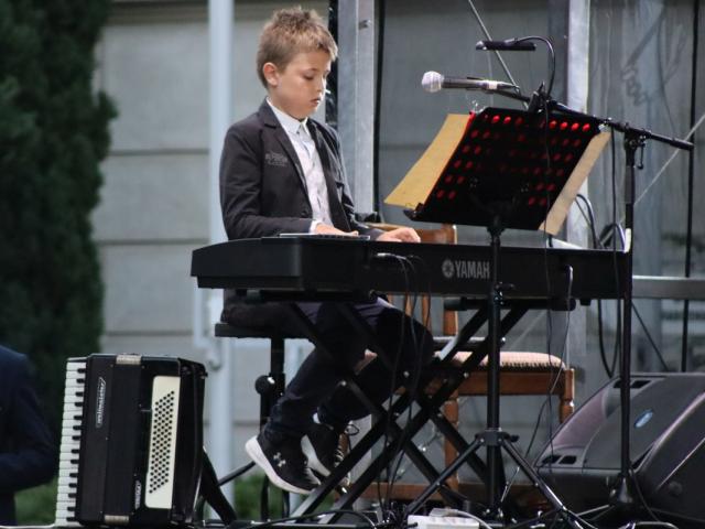 Uczeń Ogniska Kacper Poloszyk grający na pianinie cyfrowym
