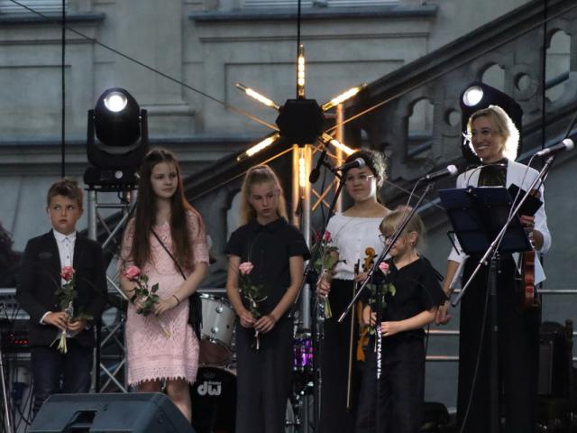 Uczniowie Ogniska (od lewej): Kacper Poloszyk, Blanka Mierzyńska, Julia John, Klaudia Obiora i Antonina Frankowska oraz instruktor Anna Grochowczak z kwiatami