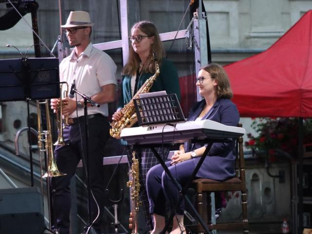 Grzegorz Thiel (trąbka), Martyna Majon (saksofon) i Julia Bajon (keyboard) z instrumentami