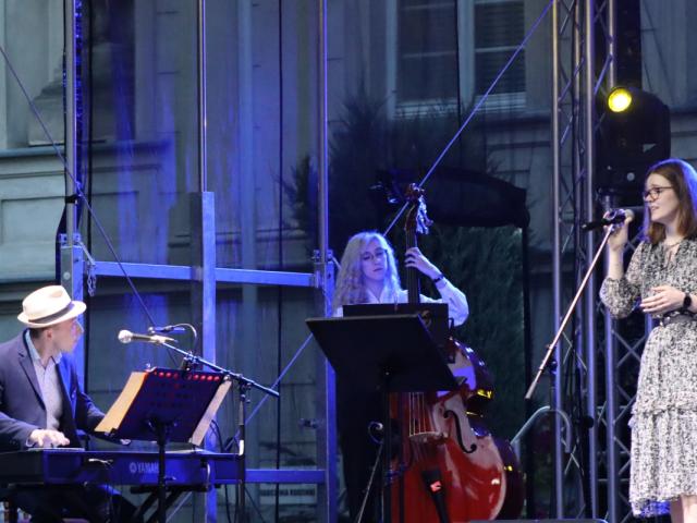 Mariusz Kowalczyk (pianino cyfrowe), Julia Michalska (kontrabas) i Anna Sobol (śpiew) wykonujący koncert