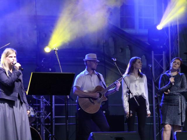 Paulina Janura (śpiew), Grzegorz Thiel (gitara), Halina Kaczmarek (śpiew) i Katarzyna Kaczmarek (śpiew) wykonujący koncert
