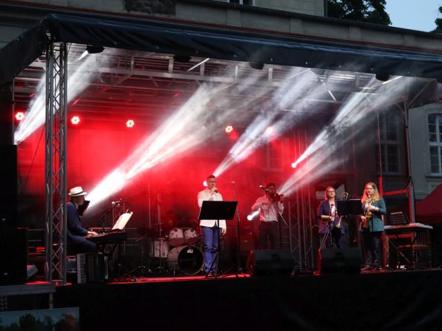 Mariusz Kowalczyk (pianino cyfrowe), Szymon Gąda (śpiew), Tomasz Cybal (skrzypce), Julia Bajon (puzon) i Martyna Bajon (saksofon) wykonujący koncert