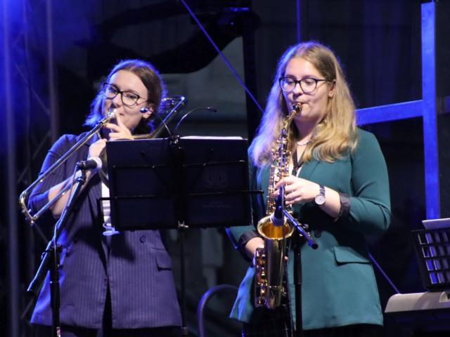 Julia Bajon (puzon) i Martyna Bajon (saksofon) wykonujące koncert