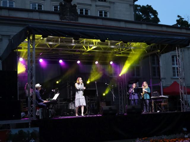 Mariusz Kowalczyk (pianino cyfrowe), Anna Sobol (śpiew), Julia Bajon (puzon) i Martyna Bajon (saksofon) wykonujący koncert