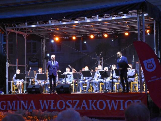 Wójt gminy Włoszakowice Robert Kasperczak i dyrektor Zespołu Szkół Ogólnokształcących we Włoszakowicach Jarosław Zielonka oficjalnie otwierają koncert