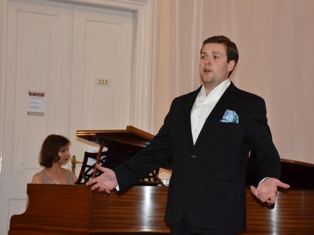 Występ Maksymiliana Skiby (baryton) przy akompaniamencie Alicji Tarczykowskiej