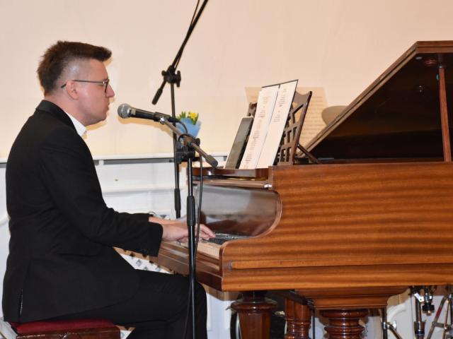Szymon Gąda gra na fortepianie