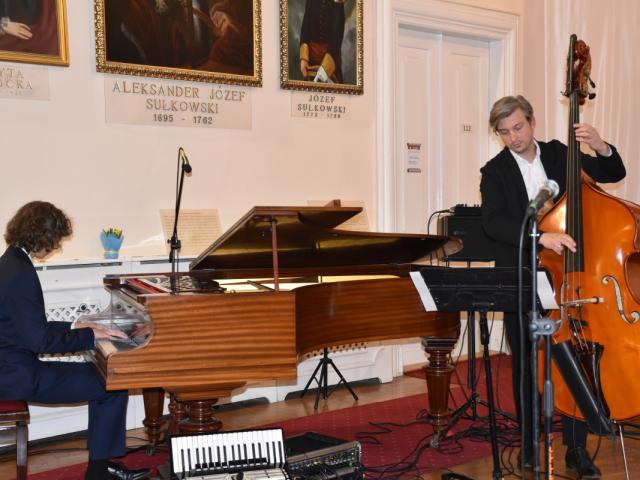 Jakub Chwastyniak gra na fortepianie, a Grzegorz Piasecki na kontrabasie