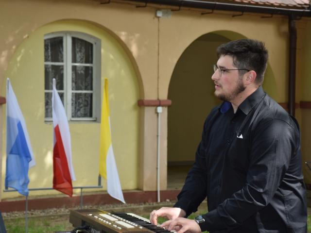 Instruktor Rafał Grygiel gra na keyboardzie