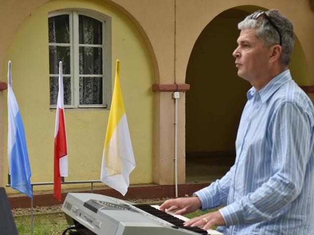 Instruktor Krzysztof Kubiak gra na keyboardzie