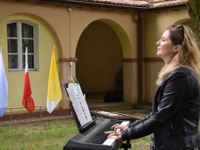 Instruktor Izabela Górna gra na keyboardzie