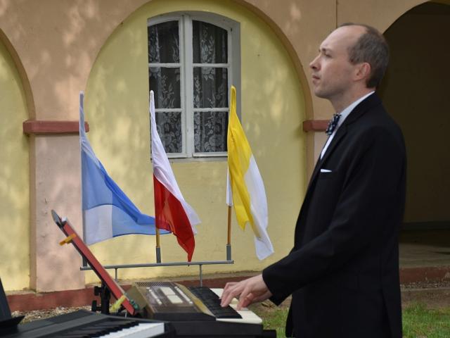 Instruktor Mariusz Kowalczyk gra na keyboardzie