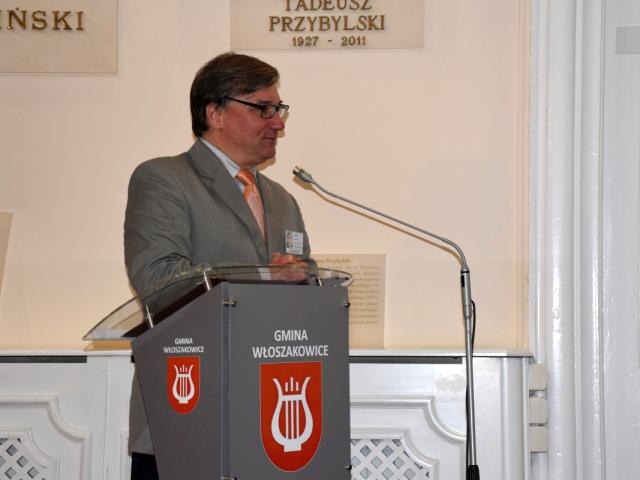 Dyrektor Gminnego Ośrodka Kultury we Włoszakowicach Paweł Borowiec wita uczestników konkursu inauguracyjnego