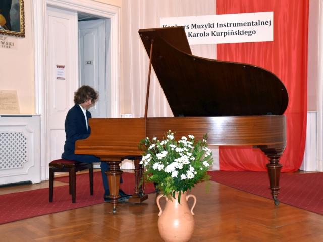 Jakub Chwastyniak gra na fortepianie
