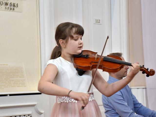 Alicja Szczyszczaj gra na skrzypcach