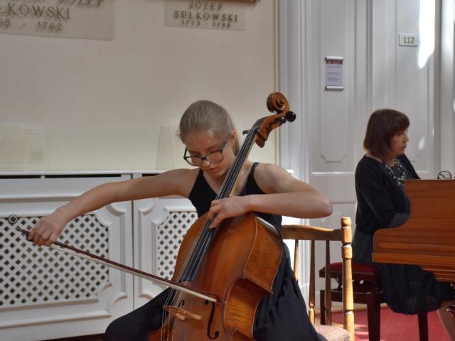 Helena Steinmetz gra na wiolonczeli