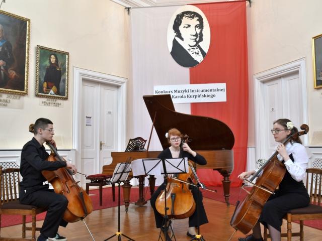 Występ Tria wiolonczelowego w składzie: Zofia Klawińska (wiolonczela), Mateusz Porębski (wiolonczela), Wiktoria Skoczylas (wiolonczela)
