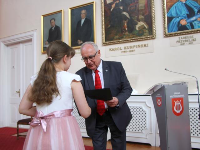 Profesor Krzysztof Sperski wręcza dyplom laureatce konkursu