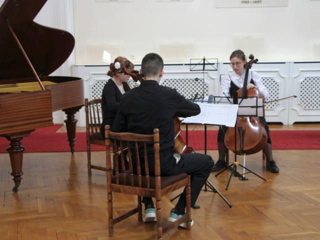 Występ tria wiolonczelowego
