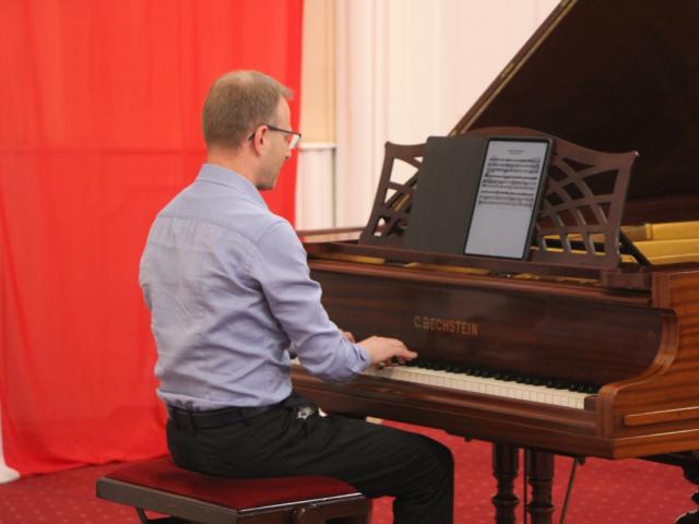 Michał Malec gra na fortepianie