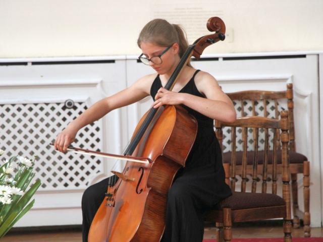 Helena Steinmetz gra na wiolonczeli