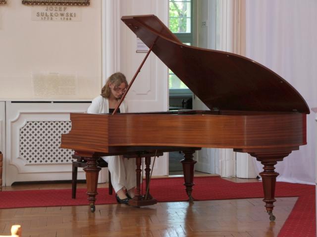 Maria Kasińska gra na fortepianie