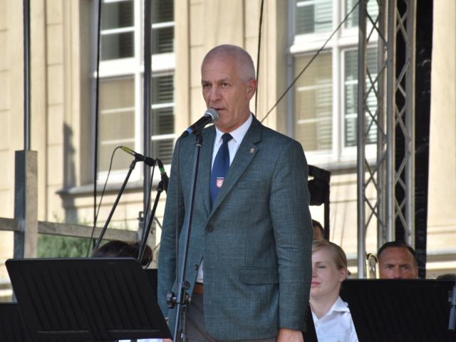 Wójt gminy Włoszakowice Robert Kasperczak oficjalnie otwiera koncert