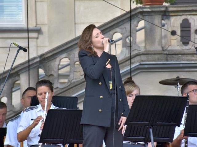 Śpiewaczka musicalowa Edyta Krzemień śpiewa swoją partię