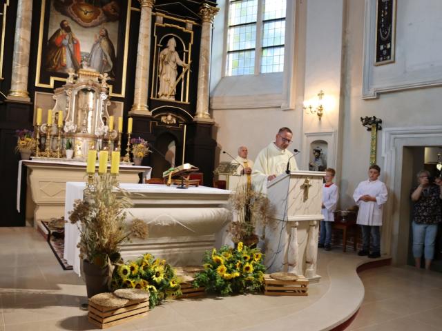 Ksiądz proboszcz Zbigniew Dobroń odprawia mszę świętą