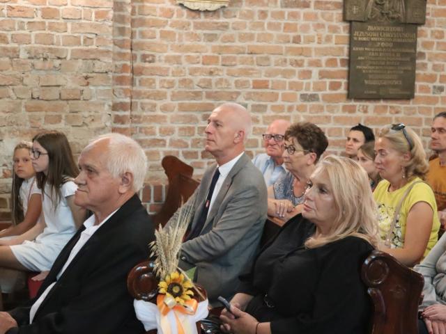 Wierni uczestniczący we mszy świętej z wójtem gminy Włoszakowice Robertem Kasperczakiem na czele