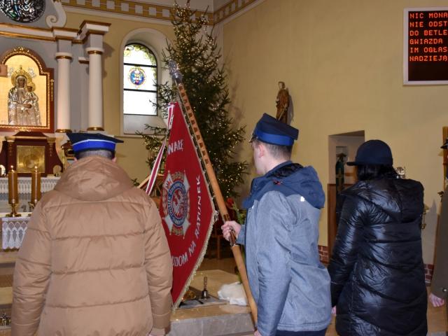 Poczet sztandarowy Ochotniczej Straży Pożarnej w Bukówcu Górnym składa pokłon przed ołtarzem