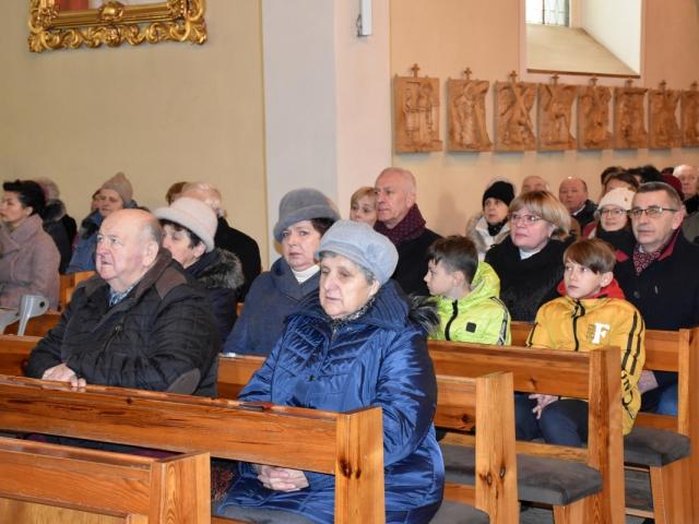 Uczestnicy mszy świętej z wójtem gminy Włoszakowice Robertek Kasperczakiem na czele