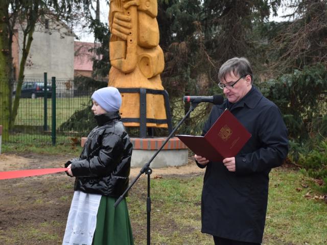 Dyrektor Gminnego Ośrodka Kultury we Włoszakowicach Paweł Borowiec otwiera uroczystość pod rzeźbami