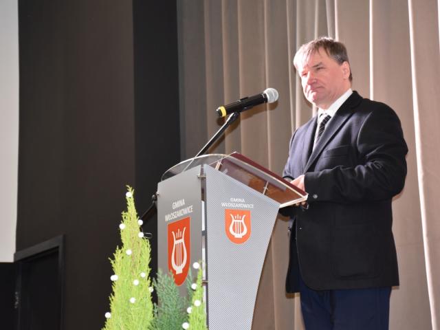 Dyrektor Gminnego Ośrodka Kultury we Włoszakowicach Paweł Borowiec otwiera uroczystość w sali wiejskiej