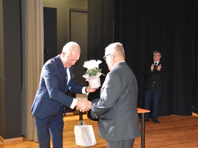 Wójt gminy Włoszakowice Robert Kasperczak wręcza kwiat sołtysowi Bukówca Górnego Tadeuszowi Malepszemu