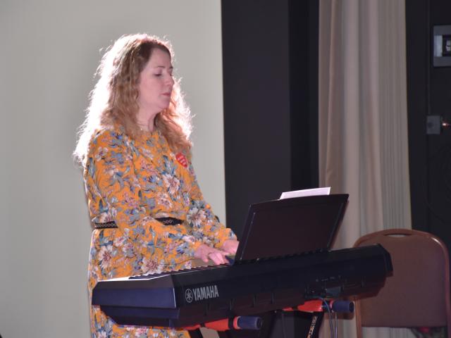 Instruktorka Izabela Górna gra na pianinie