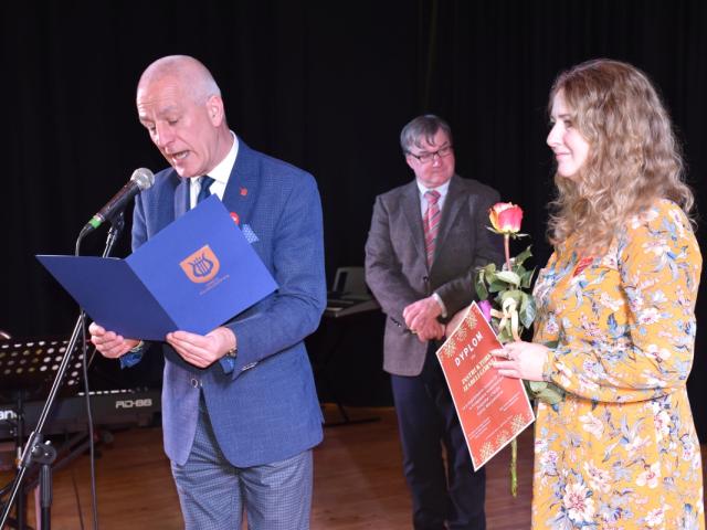 Wójt gminy Włoszakowice Robert Kasperczak odczytuje list gratulacyjny dla instruktorki Izabeli Górnej