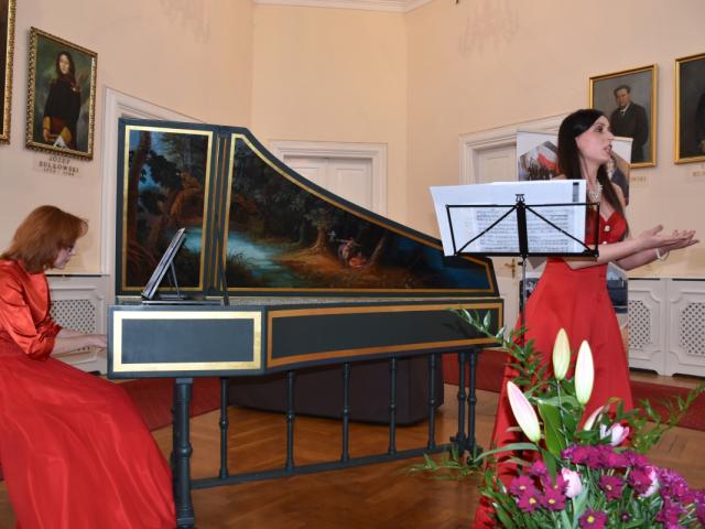 Paula Maciołek śpiewa, a Paulina Tkaczyk-Cichoń gra na klawesynie