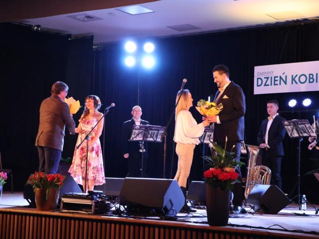 Dyrektor Gminnego Ośrodka Kultury we Włoszakowicach Paweł Borowiec i Wioletta Kałek wręczają kwiaty solistom