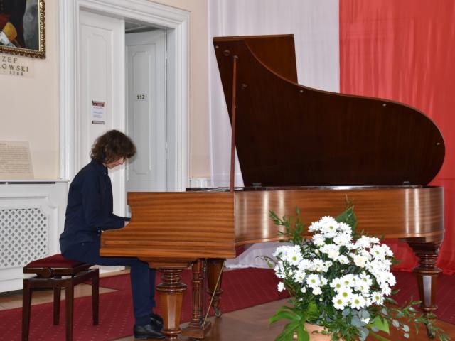 Jakub Chwastyniak gra na fortepianie
