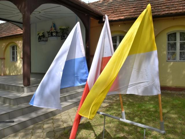 Flagi Polski, papieska i maryjna