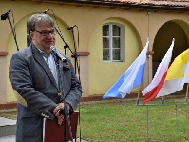 Dyrektor Gminnego Ośrodka Kultury we Włoszakowicach Paweł Borowiec oficjalnie otwiera przegląd