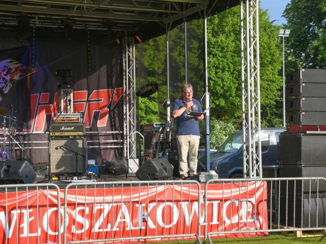Dyrektor Gminnego Ośrodka Kultury we Włoszakowicach Paweł Borowiec oficjalnie otwiera koncert