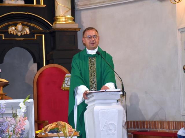 Ksiądz proboszcz Zbigniew Dobroń odprawia mszę świętą