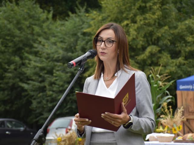 Sekretarz gminy Włoszakowice Karolina Chlebowska wygłasza okolicznościowe przemówienie